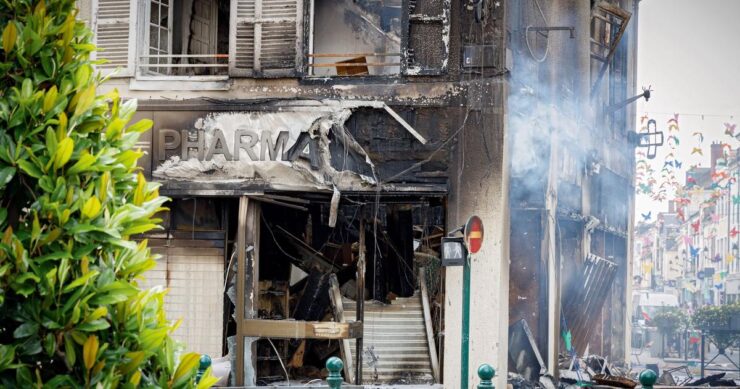 Montargis (45), façade de la pharmacie Mirabeau détruite par un incendie lors des émeutes de juin 2023 (Le Figaro)