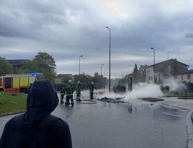 Intervention des secours et fumées sur la chaussée près du lycée Charles-de-Gaulle à Muret le 8 octobre 2026