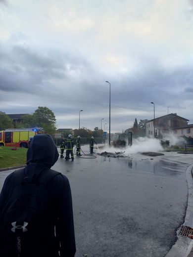 Intervention des secours et fumées sur la chaussée près du lycée Charles-de-Gaulle à Muret le 8 octobre 2026