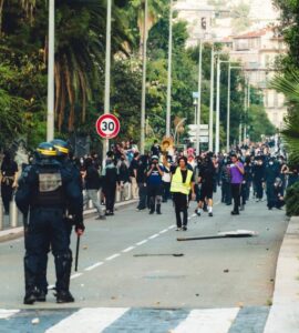 À Nice, des policiers face à un groupe de manifestants lors des tensions du 17 octobre 2026. Photo Julien Wagnon / NicePremium. Aucun individu n'est identifié comme suspect.