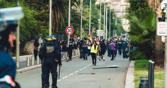 À Nice, des policiers face à un groupe de manifestants lors des tensions du 17 octobre 2026. Photo Julien Wagnon / NicePremium. Aucun individu n'est identifié comme suspect.