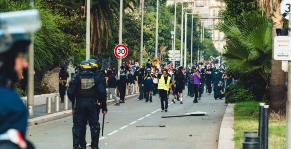 À Nice, des policiers face à un groupe de manifestants lors des tensions du 17 octobre 2026. Photo Julien Wagnon / NicePremium. Aucun individu n'est identifié comme suspect.