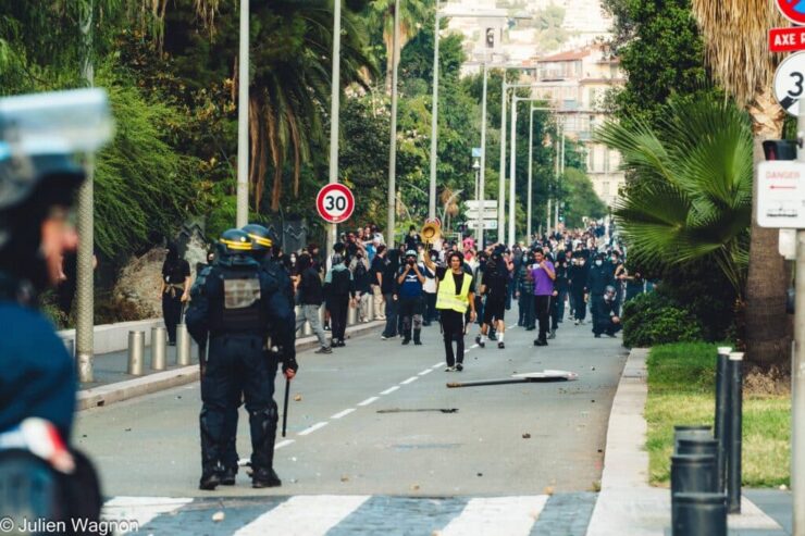 À Nice, des policiers face à un groupe de manifestants lors des tensions du 17 octobre 2026. Photo Julien Wagnon / NicePremium. Aucun individu n'est identifié comme suspect.