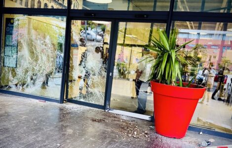 Vitrines brisées du magasin Lidl des Sept Collines à Nîmes le 17 octobre 2026. Photo Sacha Virga / Objectif Sud ; dégâts photographiés, pas le geste du prévenu.