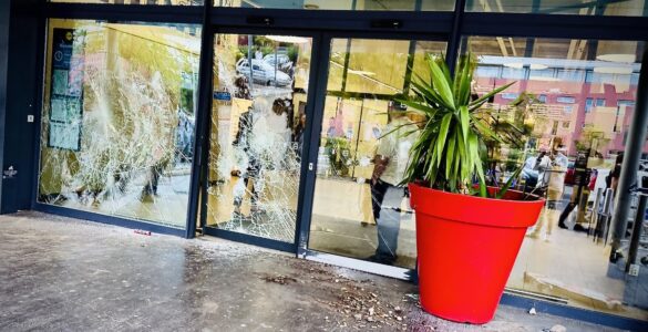 Vitrines brisées du magasin Lidl des Sept Collines à Nîmes le 17 octobre 2026. Photo Sacha Virga / Objectif Sud ; dégâts photographiés, pas le geste du prévenu.