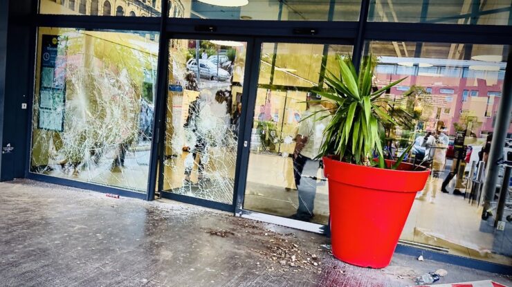 Vitrines brisées du magasin Lidl des Sept Collines à Nîmes le 17 octobre 2026. Photo Sacha Virga / Objectif Sud ; dégâts photographiés, pas le geste du prévenu.