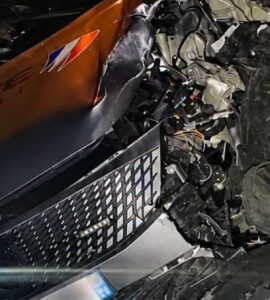 Voiture de police percutée à Nîmes (30), photographie publiée par Objectif Sud