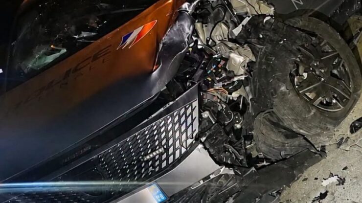 Voiture de police percutée à Nîmes (30), photographie publiée par Objectif Sud