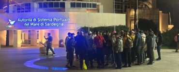 Un groupe de migrants au port d’Isola Bianca, à Olbia.