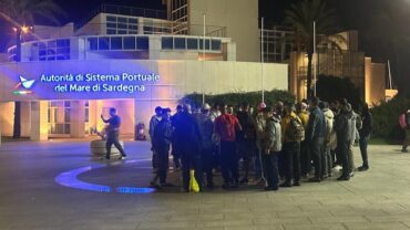 Un groupe de migrants au port d’Isola Bianca, à Olbia.
