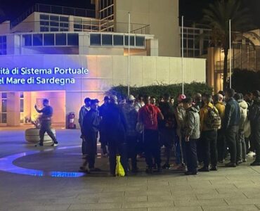 Un groupe de migrants au port d’Isola Bianca, à Olbia.