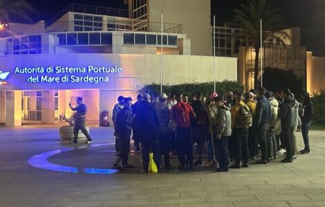 Un groupe de migrants au port d’Isola Bianca, à Olbia.
