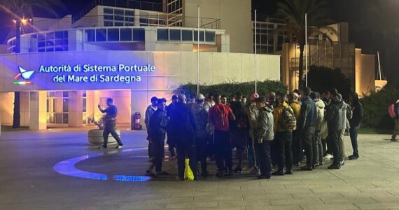Un groupe de migrants au port d’Isola Bianca, à Olbia.