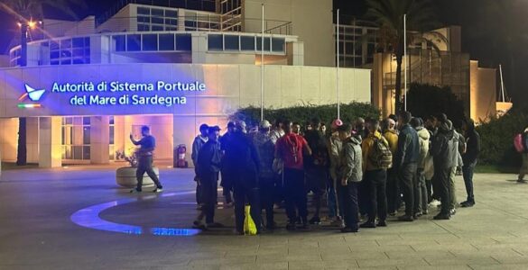 Un groupe de migrants au port d’Isola Bianca, à Olbia.