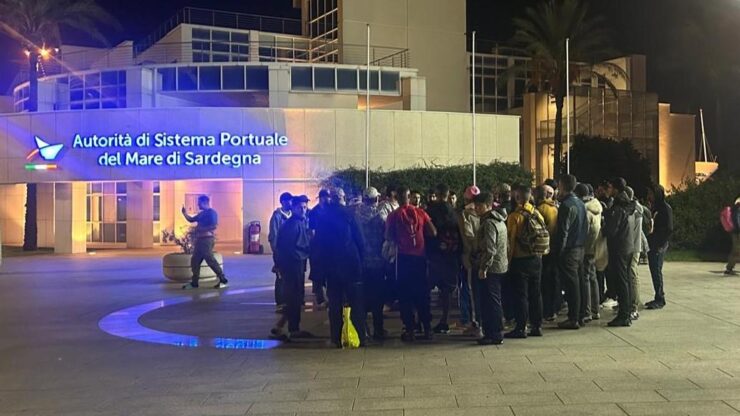Un groupe de migrants au port d’Isola Bianca, à Olbia.