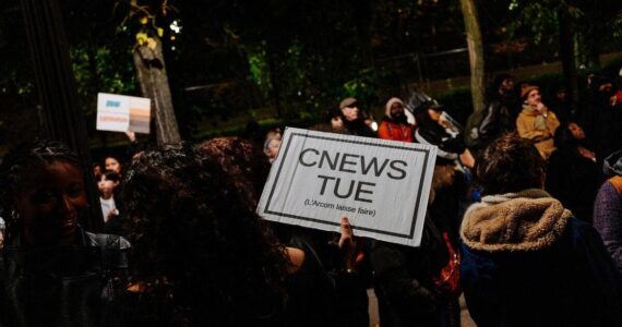 Pancarte portant les mots « CNews tue (l’Arcom laisse faire) » lors d’un rassemblement