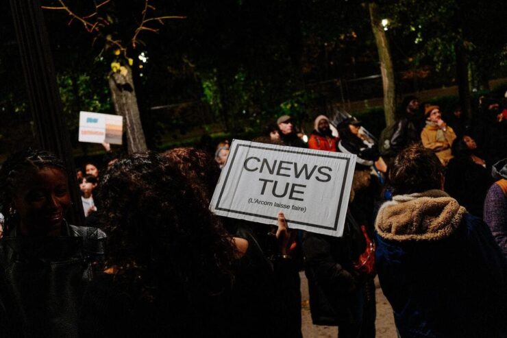 Pancarte portant les mots « CNews tue (l’Arcom laisse faire) » lors d’un rassemblement