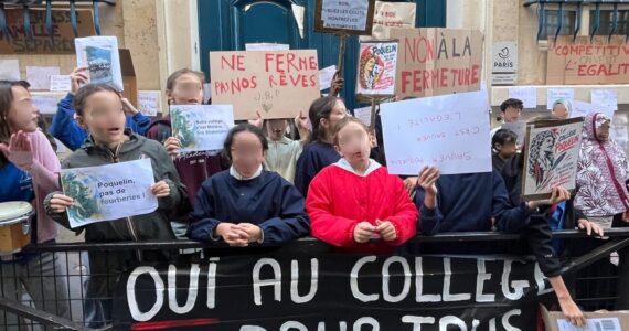 Parents et personnels mobilisés devant le collège Jean-Baptiste Poquelin à Paris contre son transfert au profit de l’École européenne