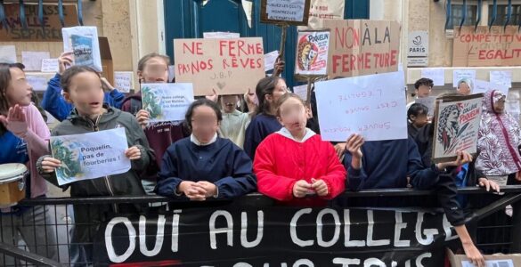 Parents et personnels mobilisés devant le collège Jean-Baptiste Poquelin à Paris contre son transfert au profit de l’École européenne