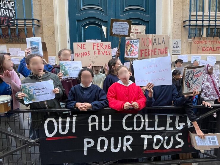 Parents et personnels mobilisés devant le collège Jean-Baptiste Poquelin à Paris contre son transfert au profit de l’École européenne