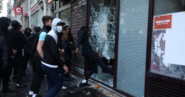 Scène de pillage d'un supermarché à Paris le 17 octobre 2026, photo accompagnant la tribune de Guerrick Fouchet dans Le Figaro