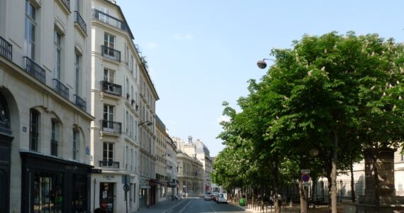 Vue de la rue Bonaparte dans le 6e arrondissement de Paris, où un cambriolage a eu lieu en avril 2023.
