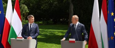 Les Premiers ministres hongrois Péter Magyar et polonais Donald Tusk lors d'une conférence de presse à Varsovie le 20 mai 2026
