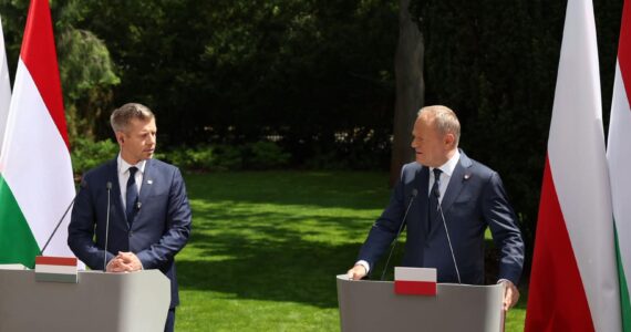 Les Premiers ministres hongrois Péter Magyar et polonais Donald Tusk lors d'une conférence de presse à Varsovie le 20 mai 2026