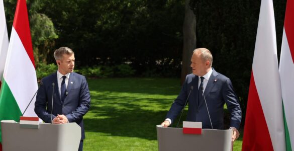 Les Premiers ministres hongrois Péter Magyar et polonais Donald Tusk lors d'une conférence de presse à Varsovie le 20 mai 2026
