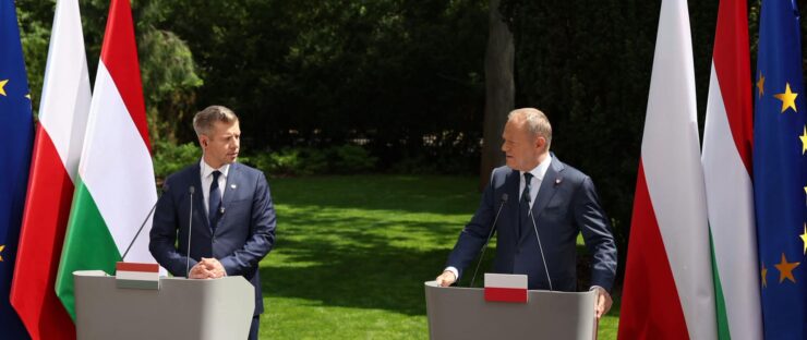 Les Premiers ministres hongrois Péter Magyar et polonais Donald Tusk lors d'une conférence de presse à Varsovie le 20 mai 2026