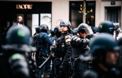 Policiers équipés pour le maintien de l'ordre photographiés lors d'une manifestation. Photo d'illustration de l'article JDD (Xose Bouzas / Hans Lucas / AFP), sans rapport visuel direct avec l'arrestation à Villiers-le-Bel.