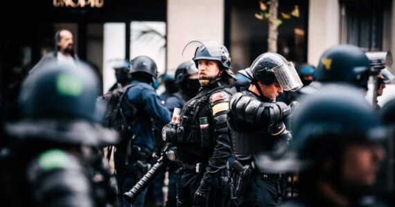 Policiers équipés pour le maintien de l'ordre photographiés lors d'une manifestation. Photo d'illustration de l'article JDD (Xose Bouzas / Hans Lucas / AFP), sans rapport visuel direct avec l'arrestation à Villiers-le-Bel.