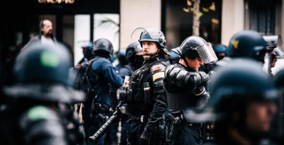 Policiers équipés pour le maintien de l'ordre photographiés lors d'une manifestation. Photo d'illustration de l'article JDD (Xose Bouzas / Hans Lucas / AFP), sans rapport visuel direct avec l'arrestation à Villiers-le-Bel.