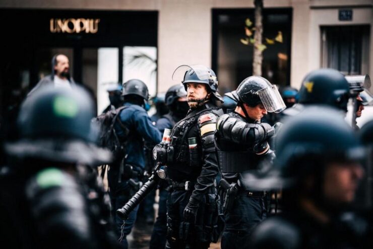 Policiers équipés pour le maintien de l'ordre photographiés lors d'une manifestation. Photo d'illustration de l'article JDD (Xose Bouzas / Hans Lucas / AFP), sans rapport visuel direct avec l'arrestation à Villiers-le-Bel.