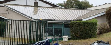 Vitres brisées du gymnase du lycée La Pléiade à Pont-de-Chéruy, le 8 octobre 2026