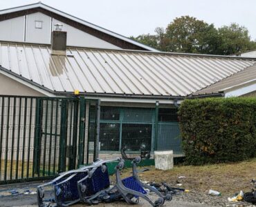 Vitres brisées du gymnase du lycée La Pléiade à Pont-de-Chéruy, le 8 octobre 2026
