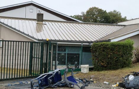 Vitres brisées du gymnase du lycée La Pléiade à Pont-de-Chéruy, le 8 octobre 2026