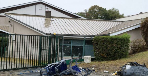 Vitres brisées du gymnase du lycée La Pléiade à Pont-de-Chéruy, le 8 octobre 2026