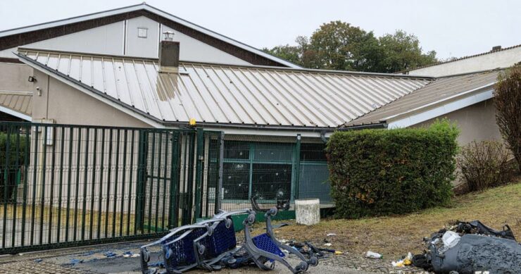 Vitres brisées du gymnase du lycée La Pléiade à Pont-de-Chéruy, le 8 octobre 2026