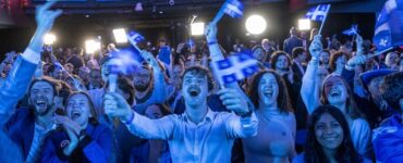 Partisans du Parti québécois célébrant les résultats des élections provinciales à Montréal