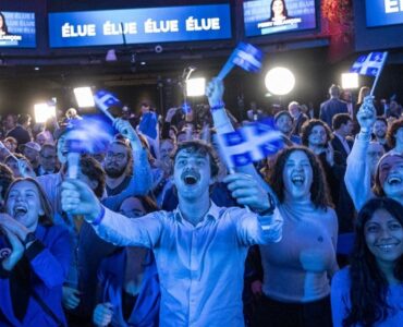 Partisans du Parti québécois célébrant les résultats des élections provinciales à Montréal