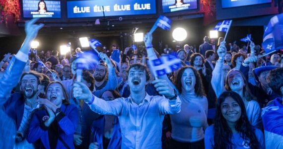 Partisans du Parti québécois célébrant les résultats des élections provinciales à Montréal