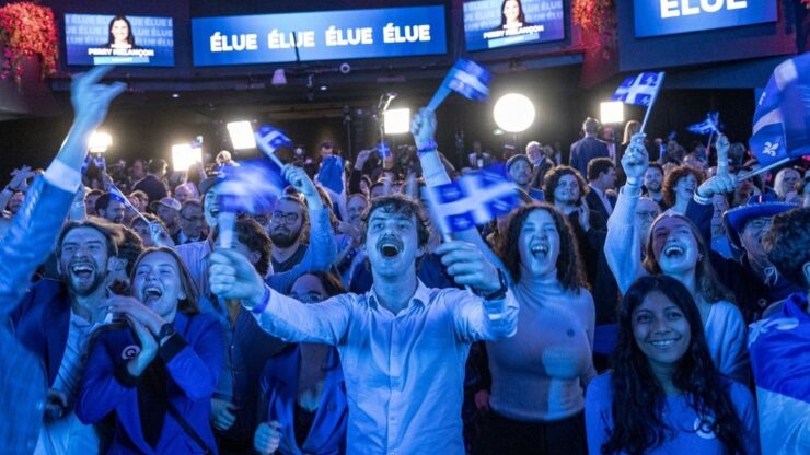 Partisans du Parti québécois célébrant les résultats des élections provinciales à Montréal