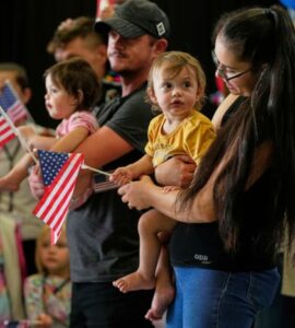 Archives : des familles sud-africaines avec des drapeaux américains à leur arrivée aux États-Unis