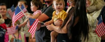 Archives : des familles sud-africaines avec des drapeaux américains à leur arrivée aux États-Unis