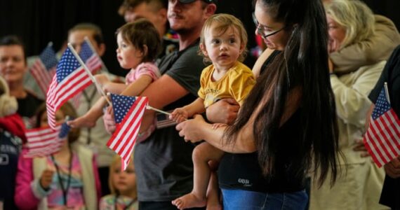 Archives : des familles sud-africaines avec des drapeaux américains à leur arrivée aux États-Unis