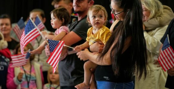 Archives : des familles sud-africaines avec des drapeaux américains à leur arrivée aux États-Unis