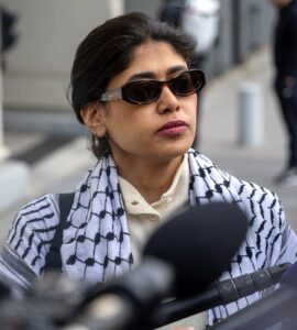 Rima Hassan photographiée devant les journalistes. Photo Christophe Petit Tesson / MAXPPP.