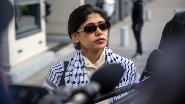 Rima Hassan photographiée devant les journalistes. Photo Christophe Petit Tesson / MAXPPP.