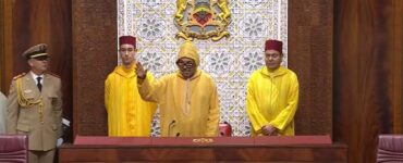 Mohammed VI à l'ouverture du Parlement marocain, Rabat, le 9 octobre 2026. Image SNRT diffusée par LeBrief.